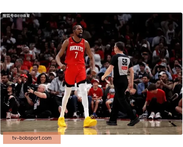 火箭更衣室狂欢泼水庆祝杜兰特超越乔丹 赤膊领取比赛用球激情满场